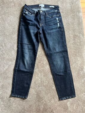 Frame Denim Women's Dark Wash Skinny Jeans with Light Distressing
